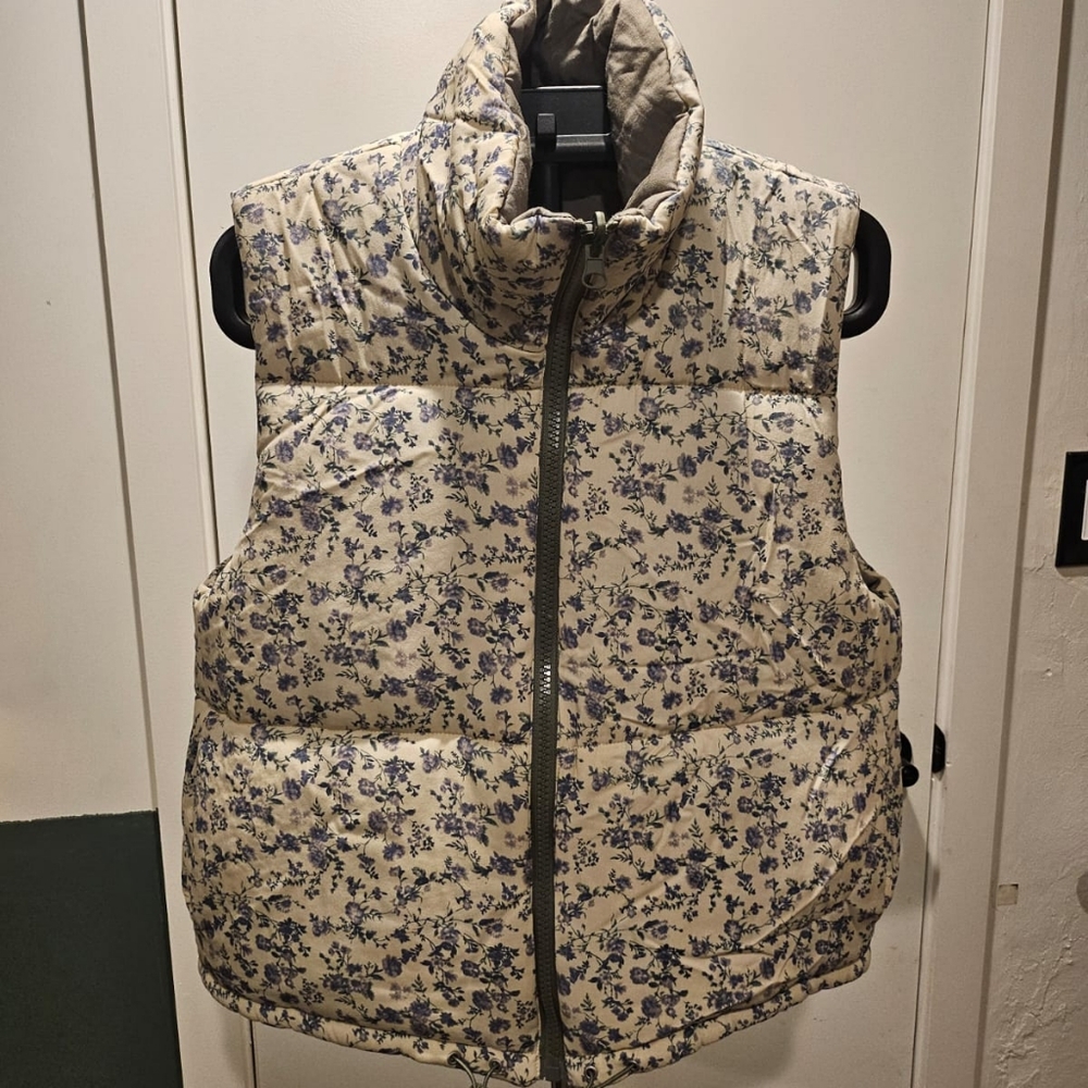 Reversible puff vest